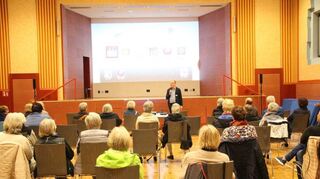 Seniorenberater Eberhard Schmitt-Helfferich (hinten) begrüßte die Besucher beim Filmfestival der Generationen in Viernheim.