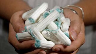 Genauso wichtig wie Klopapier: Tampons dienen der Hygiene und kosten manchen Schülerinnen zu viel Geld.