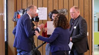 Thomas Hornung (l.) unterbricht ein Live-Interview des SWR mit Heinrich Braun (r.).