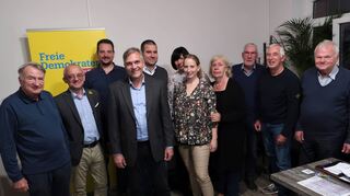 Starker Rückhalt: Die Heddesheimer FDP steht geschlossen hinter ihrem Bürgermeister-Kandidaten Tobias Köber (4.v.l.).