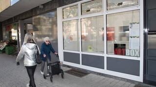 Außergewöhnliche Einblicke für Passanten: Zurzeit zeigt die Galerie Linda Hollinger Kunstwerke von Christiane Grimm im Schaufenster.