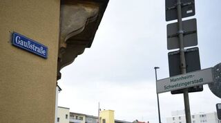 In der Gaußstraße war am Dienstag die tote Frau gefunden worden. Bisher ist unklar, in welcher Beziehung sie zum Tatverdächtigen stand.