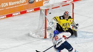 Joonas Lehtivuori nimmt genau Maß und bezwingt Krefelds Torhüter Oleg Shilin zum 2:1 für die Adler.