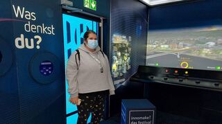 Elina Benz macht die Einlasskontrolle am „Innomake!“-Container auf dem Alten Meßplatz und erläutert die Ausstellung.