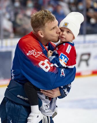Ein glücklicher Papa: Nach dem 7:1 gegen die Augsburger Panther schnappte sich David Wolf am Freitag seinen Sohn Jamie für die gemeinsame Ehrenrunde in der SAP Arena.