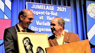 Bürgermeister Michael Kessler (l.) überreicht seinem langjährigen Amtskollegen Jean-Paul Mallet auch zwei Bilder.