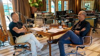 Erst exklusiv bei Spotify (in Deutschland unterstützt von Magenta), nun als Buch: die Podcast-Gespräche von Bruce Springsteen (links) und Barack Obama