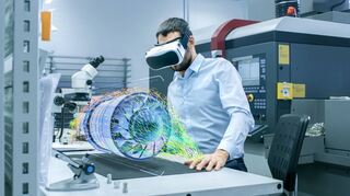 Forschung und Entwicklung im 21. Jahrhundert: Ein Ingenieur arbeitet mit VR-Brille an einer Turbine (Symbolfoto).