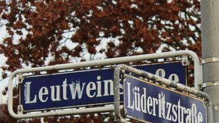 Schilder von zwei der vier umstrittenen Straßennamen.
