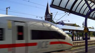 Ein ICE am Bahnhof Waldhof: Bereits heute fahren hier 170 Fernzüge täglich zum Hauptbahnhof durch. In Zukunft könnten es doppelt so viele werden, fürchten Vertreter des Stadtteils.