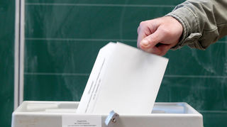 In Baden-Württemberg soll das Wahlrecht geändert werden - droht ein übergroßer Landtag? Nein, sagt Grün-Schwarz. Die Koalition holt die SPD mit ins Boot und plant die Reform, die auch für jüngere Wähler wichtig wird.