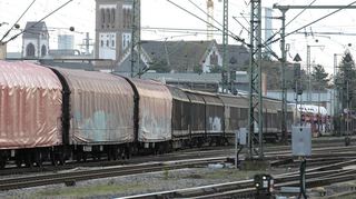 Ein Güterzug rollt durch den Stadtteil Waldhof (im Hintergrund die Franziskuskirche). Viele Streckenanwohner im Stadtgebiet leiden schon heute unter der Lärmbelastung.