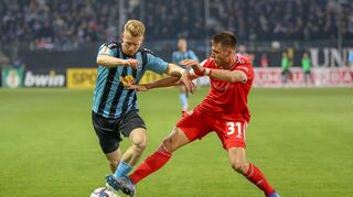Waldhof-Angreifer Dominik Martinovic gegen Berlins Robin Knoche.