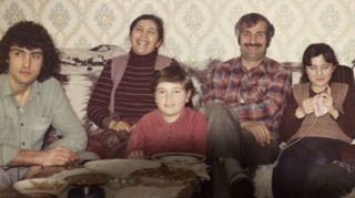 Der kleine Korkmaz Demiröz (roter Pulli) mit seiner Familie: Mutter Fadime, Vater Turgut, Schwester Ayse und Bruder Yilmaz.
