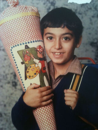 Bülent Yaman mit der Schultüte einer Mitschülerin.