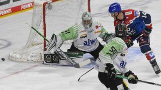 Im Heimspiel gegen die Steelers gelang Mannheims Jordan Szwarz, hier gegen Bietigheims Torhüter Cody Brenner, das zwischenzeitliche 5:2.