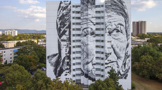 „Vera“ (2016) von HENDRIK BEIKIRCH an der Brandenburger Str. 44.