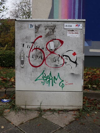 Ein Werk Louva auf einem Stromkasten.
