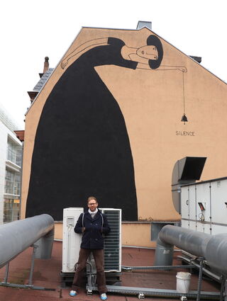 „Silence“ (2020) von SOURATI an der Fassade von in O4, 2 (Bücher Bender).