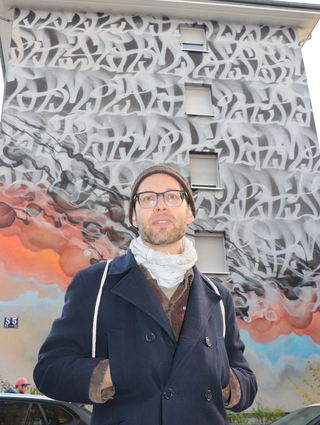 Ulrich Blanché vor „Rhythm“ (2015) von Stohead in S5, 12-17