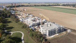84 neue Wohnungen am Ortsrand von Oggersheim – am Horizont ist der Pfälzerwald Richtung Bad Dürkheim erahnbar.