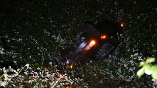 Das Auto kam in einer Böschung zum Liegen.