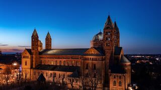 Nachtaufnahme der Südseite des Doms zu Speyer.
