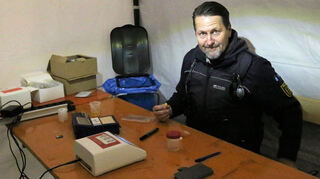 Polizeikommisar Knuth Gerster führt einen Drogentest durch.