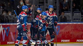 Adler Mannheim feiern 4:3-Erfolg nach Penaltyschießen gegen Straubing.