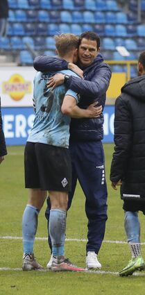 Kapitän und Trainer: Marcel Seegert (l.) wird nach dem Sieg gegen Saarbrücken von Patrick Glöckner umarmt.