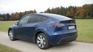 mid Groß-Gerau - Gekonnter Schwung: Trotz Crossover-Heckpartie bietet das Model Y viel Platz.