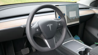 mid Groß-Gerau - Puristisch: Der Innenraum des Model Y ist so aufgeräumt, dass man sich richtig über die zwei Dreh-Drück-Rädchen im Lenkrad freut.