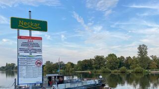 Seit mehr als 500 Jahren besteht die Fährverbindung zwischen Neckarhausen und Ladenburg.