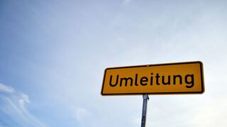 ARCHIV - Ein Verkehrsschild mit der Aufschrift «Umleitung» steht am 26.10.2013 bei Altenburg (Thüringen) an einer Bundesstraße. Thüringen kommt im Bundesverkehrswegeplan nach Meinung der Landesregierung ganz gut weg - zumindest finanziell. Foto: Marc Tirl/dpa (zu dpa «Thüringen will Korrekturen im Bundesverkehrswegeplan» vom 20.05.2016) +++ dpa-Bildfunk +++