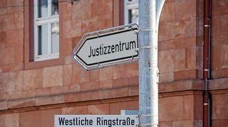 Weil er am Danziger Platz in Ludwigshafen auf den neuen Partner seiner Ex-Partnerin losgegangen ist, muss sich ein 48-jähriger Deutsch-Grieche seit Dienstag vor dem Frankenthaler Landgericht verantworten.