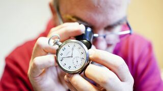 Tobias Rackstraw, Schätzer im Mannheimer Leihamt, begutachtet mit einer Lupe eine Uhr. Wenn es knapp wird, locken Pfandleiher mit schnellem Geld.