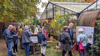 Der jüngste Infotermin der Planungsgemeinschaft „Vielfalt“ am Glashaus im Waldpark stieß auf großes Interesse.