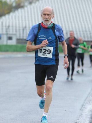 Auch im hohen Alter noch fit: Peter de Jong bei einem Lauf 2020 in Hockenheim.