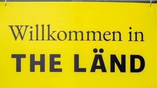 "Willkommen in The Länd" - aus Sicht der Kommune Neckargemünd können die Schilder den Verkehr gefährden.