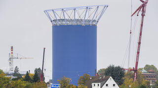Der Energie- und Zukunftsspeicher der Heidelberger Stadtwerke im Stadtteil Pfaffengrund trägt nun eine „Krone“.