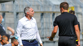 Waldhofs ehemaliger Sportliche Leiter Jochen Kientz im Gespräch mit einem Schiedsrichter.