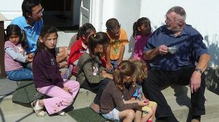 Rolf Gnan (r., mit Tasse) mit Kindern in einem Heim in der Region Siebenbürgen.