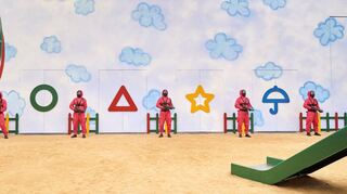Die Aufseher stören die Spielplatz-Idylle: Wenige Minuten später werden in der „Squid Game“-Szene die Verlierer eines Kinderspiels getötet.
