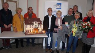 Seit zehn Jahren kümmert sich ein Förderverein um das Schlösschen in Edingen. Unser Bild zeigt (v.l.) Paul Raab, Regina Strobel, Hermann Rommel, den Vorsitzenden Hans Stahl, Helga Raab, Wolfgang Ding, Stephan Kraus-Vierling, Ursula Stephan und Inge Honsel.