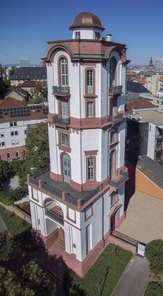 So sieht der Barockbau heute aus: die sanierte Alte Sternwarte, die wieder ihre Kuppel mit Kupferdach bekommen hat.