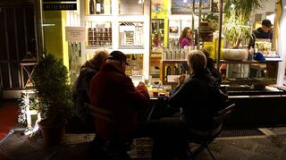 Lange Nacht der Kunst und Genüsse 2019: Damals ließen sich bei milden Temperaturen viele Besucher im Freien vor den Geschäften nieder.