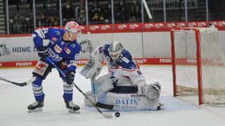 Adler-Torhüter Dennis Endras stand gegen die Schwenninger, hier Boaz Bassen (l.) mächtig unter Druck.
