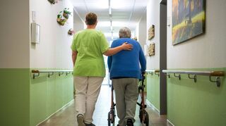 Pflegekräfte und Heimbewohner sind ständig in engem Kontakt. Die Ansteckungsgefahr ist deshalb höher als in anderen Berufen.