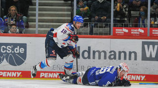 Mannheims Lean Bergmann gegen Schwenningens John Ramage beim Spiel gegen die Wild Wings im Oktober 2021.
