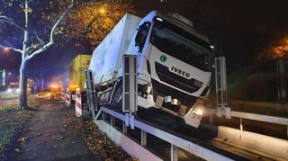 Nach einem Unfall mit Beteiligung eines Lkw ist die B38 (Friedrich Ebert Straße) in Mannheim derzeit voll gesperrt.